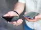 Eine Person hält zwei Smartphones in ihren Händen.