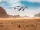 DJI Air2S Drohne fliegt in der Wüste
