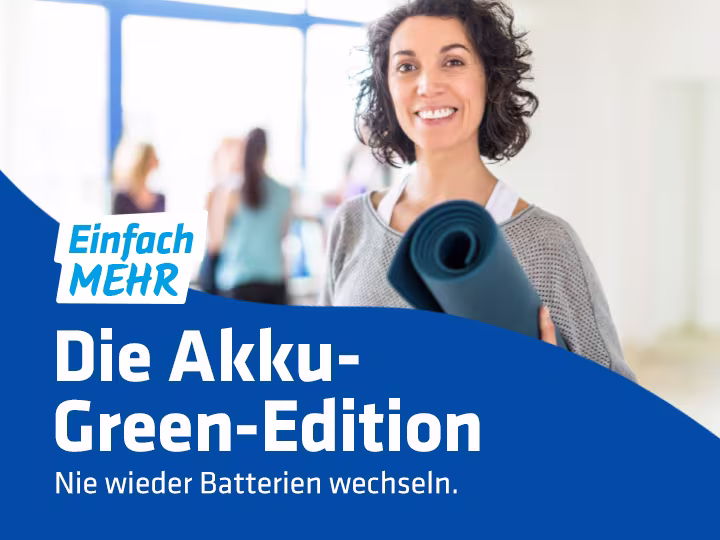 lächelnde Frau mit Yogamatte 